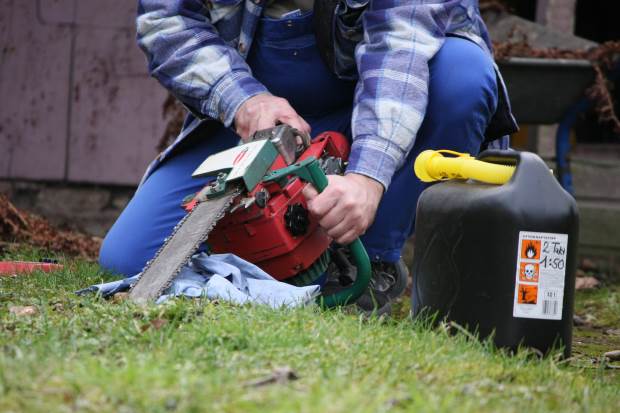 Kettensäge für die Gartenarbeit (Bild: Silke Kaiser / pixelio.de)