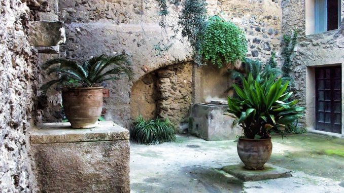 Pflanzkübel aus Stein in Italien